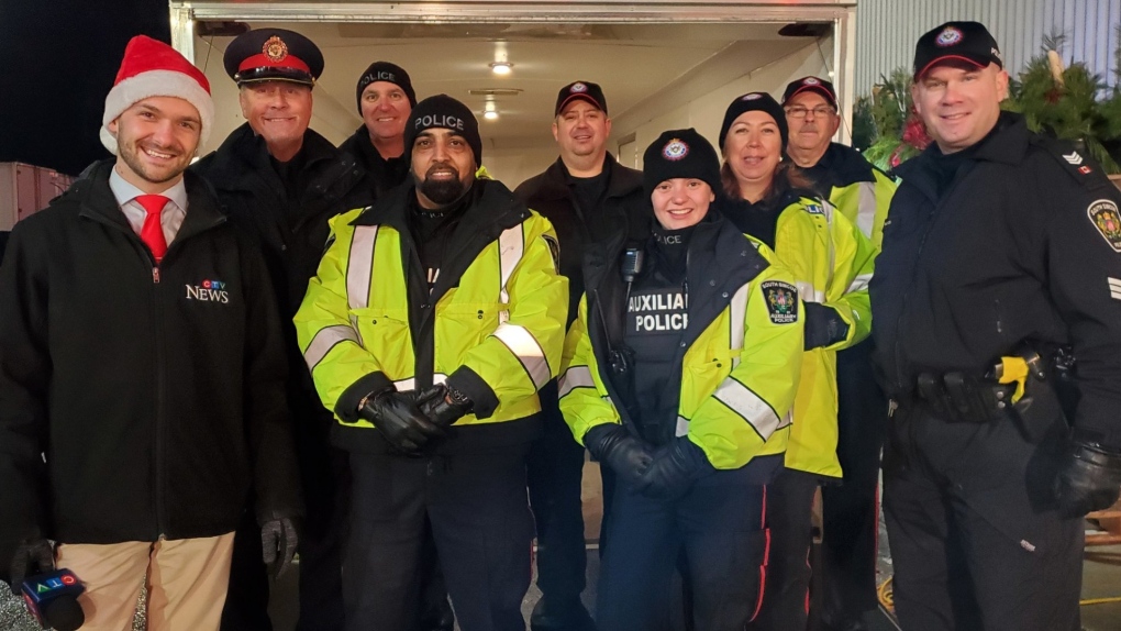 CTV's Dana Roberts joins South Simcoe Police in Bradford West Gwillimbury as officers collect donations. (SSP/Twitter)