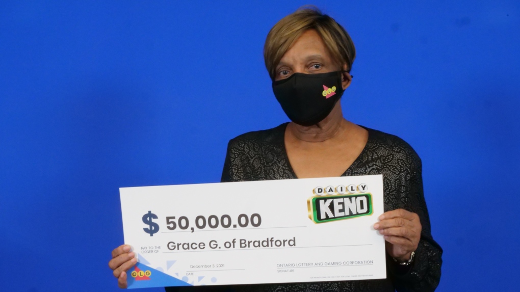 Grace Gustafson of Bradford, Ont., holds her big cheque after winning $50,000 in the Nov. 26, 2021, Daily Keno 7 Pick draw. (OLG)
