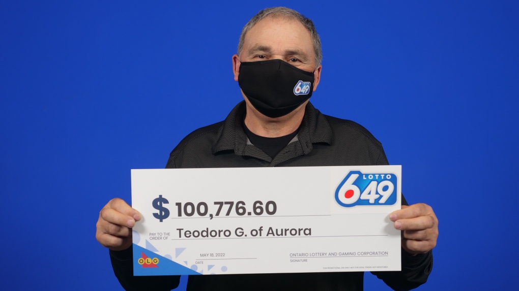 Teodoro Gallone of Aurora holds his cheque after winning Lotto 6/49 in the March 9, 2022, draw. (OLG)