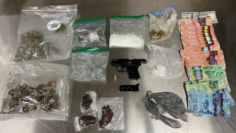 Police display evidence, including a handgun and drugs, allegedly seized during a traffic stop in Innisfil, Ont., on Tues., Sept. 20, 2022 (South Simcoe Police)