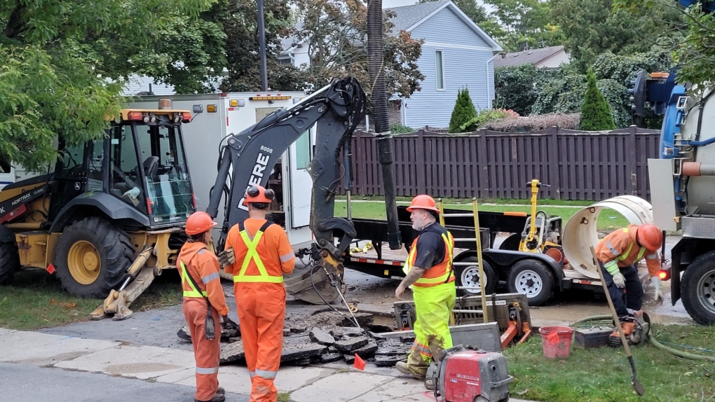 Crews worked to repair a water-maIn break on Gloria Street Wednesday morning. (CTV NEWS)