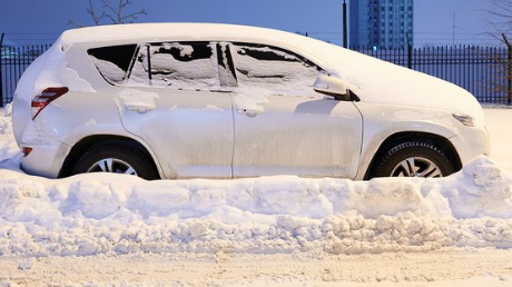A car is surrounded by snow on a street in Barrie, Ont. (Source: City of Barrie)