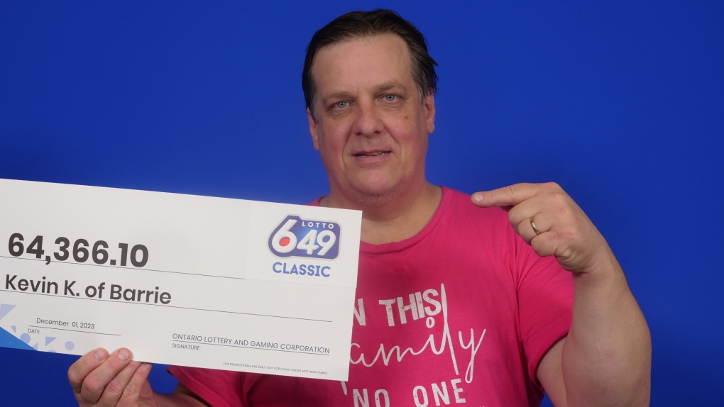 Kevin Knapp of Barrie, Ont., holds his big cheque at the OLG Prize Centre after winning with Lotto 6/49 in the Nov. 18, 2023 draw. (Source: OLG) 