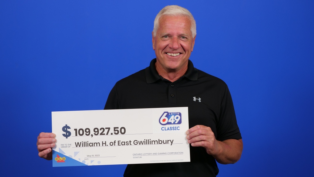 William Hamm, of East Gwillimbury, Ont., hold his big cheque at the OLG Prize Centre in Toronto, Ont., after winning Lotto 6/49. (Source: OLG) 