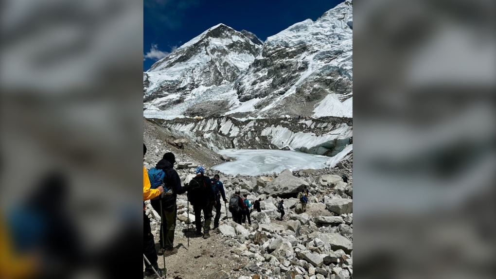Pantai Wasaga, Ont.  wanita membantu mengirim anak-anak ke perkemahan dengan melakukan trekking ke base camp Gunung Everest